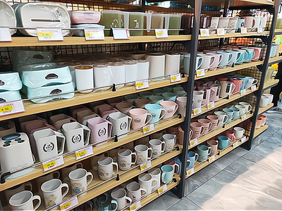 “生活日用品、學習用品、小電子產品,地鐵口小商品店應有盡有!”